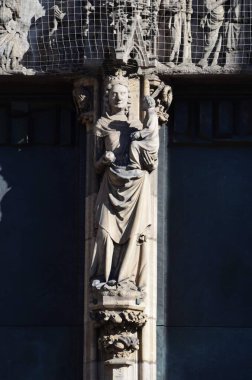 Lorenzkirche 'in Nuremberg' deki kapı girişinde dini heykeller var..