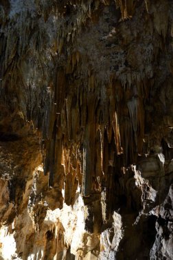 Çok sayıda sarkıt ile güzel eski karanlık mağaranın içi. Zuddas, İtalya, Sardunya Grotte di mi