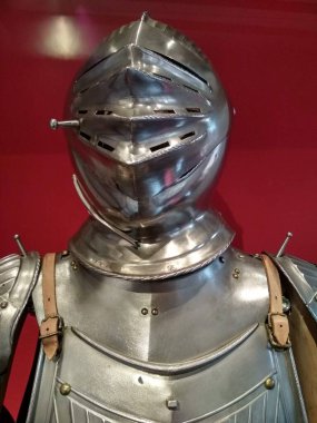 Nuremberg, Almanya 10.17.2019: Titizlikle cilalanmış çelikten yapılmış etkileyici bir ortaçağ zırhı, dik duruyor ve müze vitrininde sergileniyor.