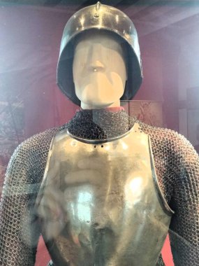 Nuremberg, Almanya 10.17.2019: Titizlikle cilalanmış çelikten yapılmış etkileyici bir ortaçağ zırhı, dik duruyor ve müze vitrininde sergileniyor.