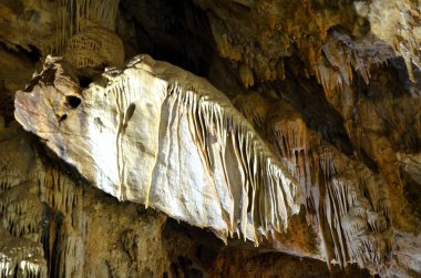 Çok sayıda sarkıt ile güzel eski karanlık mağaranın içi. Zuddas, İtalya, Sardunya Grotte di mi