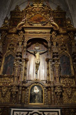 Seville, İspanya 03.24.2019: Sevilla Katedrali 'nde çarmıhta İsa heykeli bulunan sunak