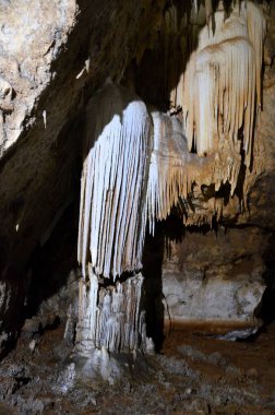 Çok sayıda sarkıt ile güzel eski karanlık mağaranın içi. Zuddas, İtalya, Sardunya Grotte di mi