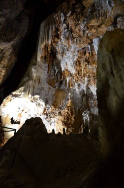 Çok sayıda sarkıt ile güzel eski karanlık mağaranın içi. Zuddas, İtalya, Sardunya Grotte di mi
