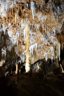 Çok sayıda sarkıt ile güzel eski karanlık mağaranın içi. Zuddas, İtalya, Sardunya Grotte di mi