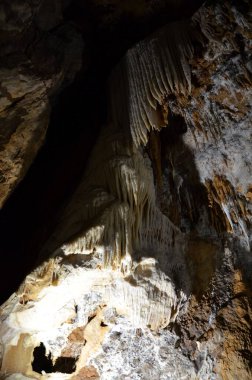 Çok sayıda sarkıt ile güzel eski karanlık mağaranın içi. Zuddas, İtalya, Sardunya Grotte di mi
