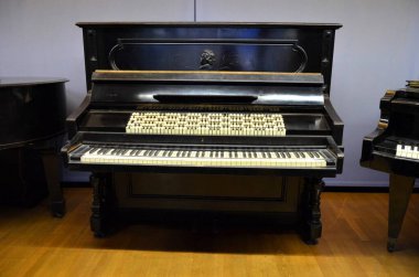 Nuremberg, Almanya 10.19.2019: MIM 'de Jank klavyeli piyano.