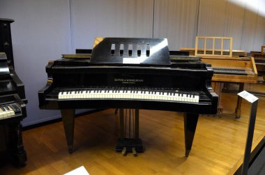 Nuremberg, Almanya 10.19.2019: Klavyeli kuyruklu piyano