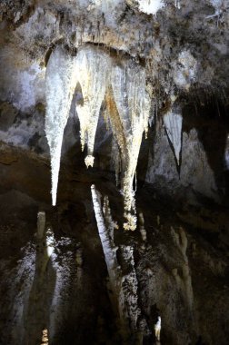 Çok sayıda sarkıt ile güzel eski karanlık mağaranın içi. Zuddas, İtalya, Sardunya Grotte di mi