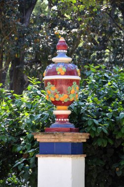 İspanya, Sevilla, üzerinde meyve ve çiçeklerle süslenmiş süs seramik vazosu.