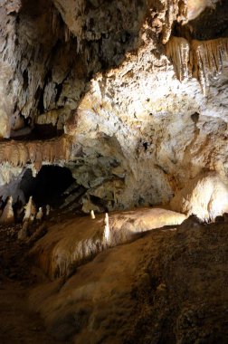 Çok sayıda sarkıt ile güzel eski karanlık mağaranın içi. Zuddas, İtalya, Sardunya Grotte di mi