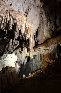 Çok sayıda sarkıt ile güzel eski karanlık mağaranın içi. Zuddas, İtalya, Sardunya Grotte di mi