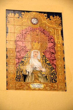 Seville, İspanya 03.23.2019: Seramik, İglesia de San Isidoro kilisesinde Loreto Madonna 'sını seramik kaplamıştır.