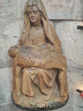 Nuremberg, Almanya 10.17.2019: Frauenkirche Gotik Kilisesi 'nin içi. Kilise, 14. yüzyılda inşa edilmiş tuğladan bir gotik mimaridir..