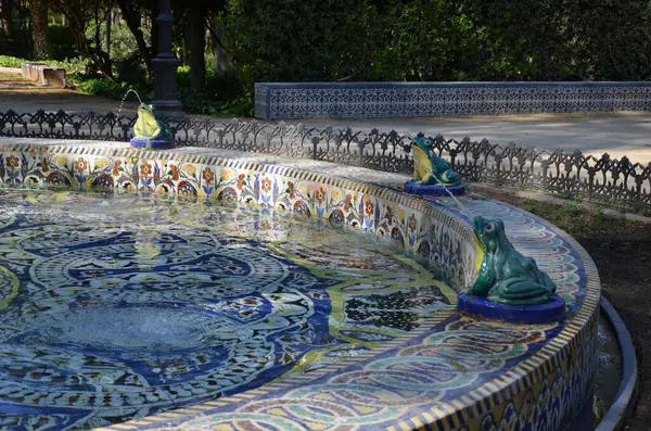 Kurbağa çeşmesi (Fuente de las ranas). Maria Luisa Parkı 'nda güzel bir seramik çeşme. Triana fayans çeşmesi. Sevilla Bahçeleri, Endülüs, İspanya