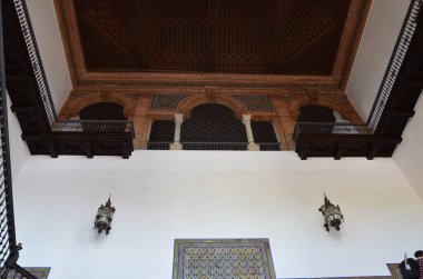 İspanya 'nın Sevilla' daki İspanyol Merdivenleri 'nin ya da İspanya' nın 'Plaza de Espaa' nın tavanı.