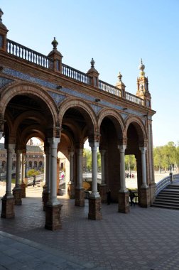 The Plaza de Espaa İspanya 'nın Seville kentinde bulunan Mara Luisa Parkında bir plazadır.