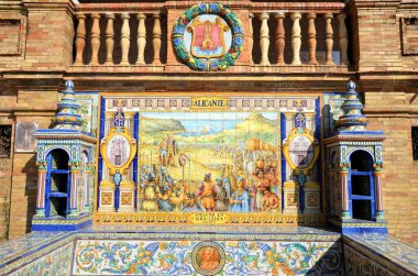 Seville, İspanya 03.23.2019: İspanya Meydanı, Plaza de Espana 'da ortaçağ seramik seramik karoları üzerine ortaçağ sahneleriyle Alicante şehrine adanmış renkli döşeme oyuğu
