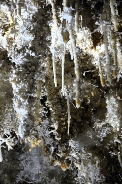Çok sayıda sarkıt ile güzel eski karanlık mağaranın içi. Zuddas, İtalya, Sardunya Grotte di mi