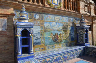 Seville, İspanya 03.23.2019: Kanarya Adaları 'nın yarı dairesel binanın duvarları boyunca uzanan 48 taşra oyuğunun bir parçası olarak temsil edilmesi