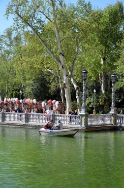 Seville, İspanya 03.23.2019: İspanyol Meydanı, Plaza de Espana 'da turistler bir teknede yüzüyor