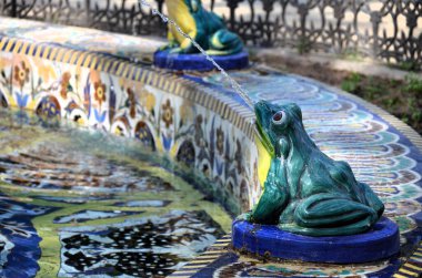 Kurbağa çeşmesi (Fuente de las ranas). Maria Luisa Parkı 'nda güzel bir seramik çeşme. Triana fayans çeşmesi. Sevilla Bahçeleri, Endülüs, İspanya