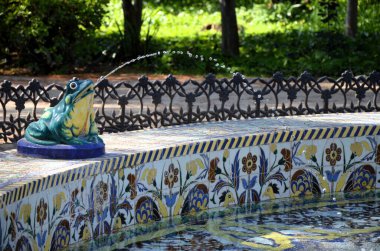 Kurbağa çeşmesi (Fuente de las ranas). Maria Luisa Parkı 'nda güzel bir seramik çeşme. Triana fayans çeşmesi. Sevilla Bahçeleri, Endülüs, İspanya