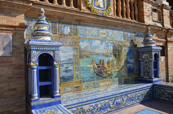 Seville, İspanya 03.23.2019: Kanarya Adaları 'nın yarı dairesel binanın duvarları boyunca uzanan 48 taşra oyuğunun bir parçası olarak temsil edilmesi