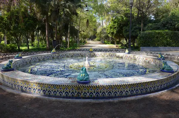 Kurbağa çeşmesi (Fuente de las ranas). Maria Luisa Parkı 'nda güzel bir seramik çeşme. Triana fayans çeşmesi. Sevilla Bahçeleri, Endülüs, İspanya