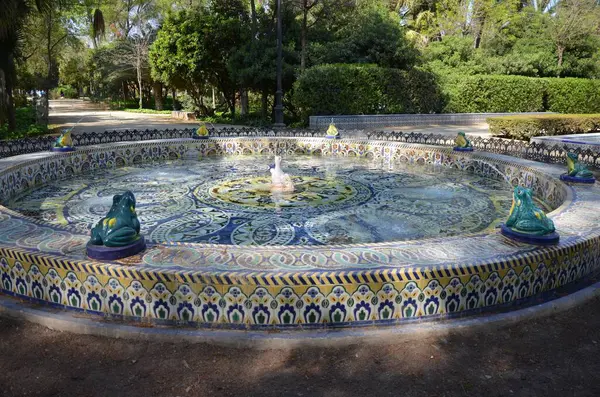 Kurbağa çeşmesi (Fuente de las ranas). Maria Luisa Parkı 'nda güzel bir seramik çeşme. Triana fayans çeşmesi. Sevilla Bahçeleri, Endülüs, İspanya