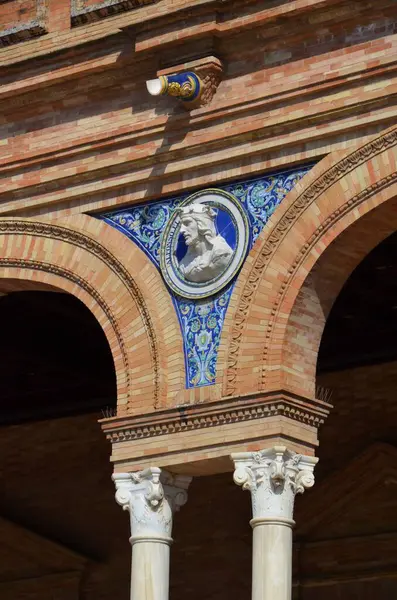 Kastilya Kralı X. Alfonso 'nun heykeliyle dekoratif madalyon Plaza de Espana' daki Bilge - Sevilla