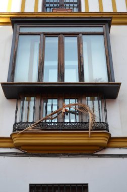 Sevilla, Endülüs, İspanya 'da balkonları olan tarihi bir yerleşim yerinin dış cephesi.