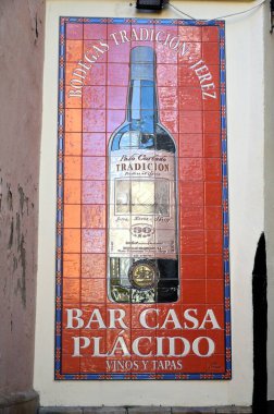 Seville, İspanya 03.23.2019: Bar Casa Placido, İspanya 'nın dışındaki fayanslarda bir şişe şeri