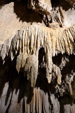 Çok sayıda sarkıt ile güzel eski karanlık mağaranın içi. Zuddas, İtalya, Sardunya Grotte di mi