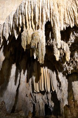 Çok sayıda sarkıt ile güzel eski karanlık mağaranın içi. Zuddas, İtalya, Sardunya Grotte di mi