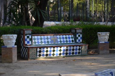Çeşme ve tezgah Seville Park, Endülüs, İspanya beyaz mavi döşer