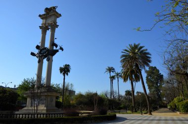 Sevilla kentindeki Jardines de Murillo (Murillo Bahçeleri) 'deki Kristof Kolomb Anıtı