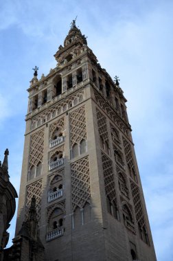 Sevilla - Giralda çan kulesi Katedrali de Santa Maria de la Sede mudejar motifleri ile süslenmiş.
