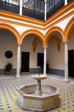 Sevilla 'daki Alczar' ın avlusu Mağribi tarzı çeşme ve Romanca kemerler.