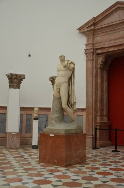 Seville, İspanya 03.23.2019: İmparator Trajan 'ın heykeli Sevilles Arkeoloji Müzesinde sergilendi