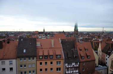 Almanya 'nın Nuremberg kentindeki geleneksel Bavyera tarzı evlerin havadan görünüşü