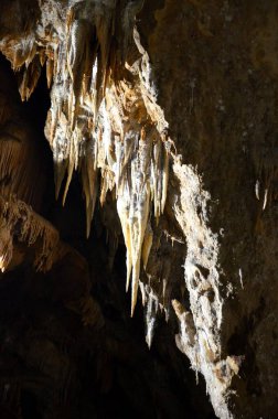 Çok sayıda sarkıt ile güzel eski karanlık mağaranın içi. Zuddas, İtalya, Sardunya Grotte di mi