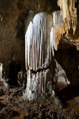 Çok sayıda sarkıt ile güzel eski karanlık mağaranın içi. Zuddas, İtalya, Sardunya Grotte di mi