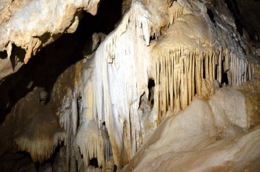 Çok sayıda sarkıt ile güzel eski karanlık mağaranın içi. Zuddas, İtalya, Sardunya Grotte di mi