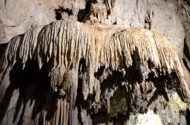 Çok sayıda sarkıt ile güzel eski karanlık mağaranın içi. Zuddas, İtalya, Sardunya Grotte di mi