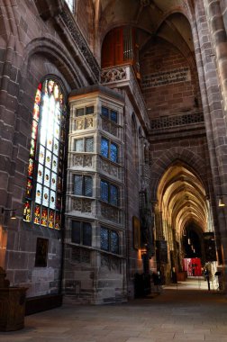 Nuremberg, Almanya 10.17.2024: Eski Nuremberg kasabasındaki St. Lorenz kilisesinin iç mimarisi