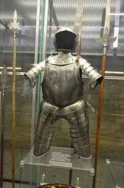 Nuremberg, Almanya 10.19.2019: Titizlikle cilalanmış çelikten yapılmış etkileyici bir ortaçağ zırhı, dik duruyor ve müze vitrininde sergileniyor.