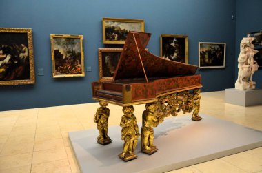 Nuremberg, Almanya 10.19.2019: Tablolu ve klavsenli sergi alanı, Alman Ulusal Müzesi, Nuremberg