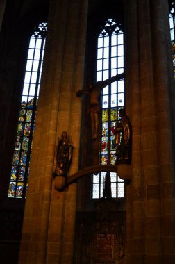 Nuremberg, Almanya 10.16.2019: St. Sebaldus kilisesinde çarmıha germe grubu ve mihrap