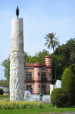 Seville, İspanya 03.23.2019: Denizcilerin Zaferi Anıtı (Glorieta de los Marineros), Sevilla